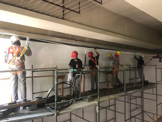 Instalação de lâminas de carbono em projeto de reforço estrutural realizado em Botafogo - RJ